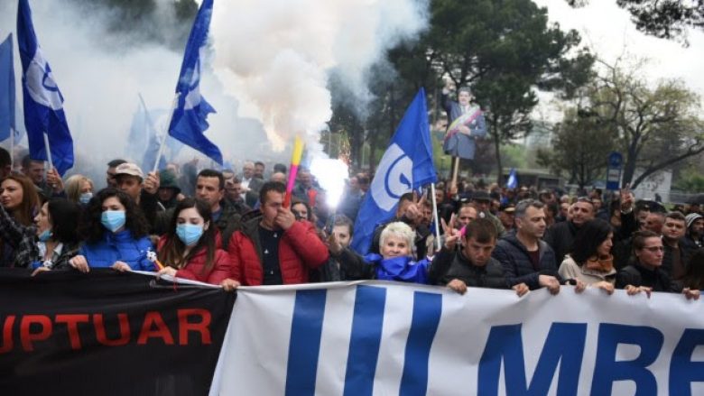 Protesta në Shqipëri, opozita shqiptare bllokon pesë rrugë kombëtare