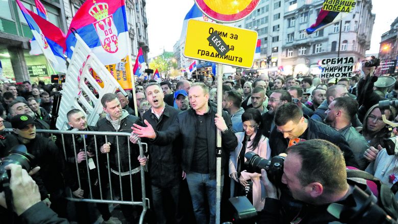 Protesta masive kundër Vuçiqit në Beograd