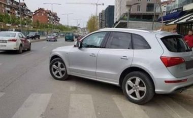 Diplomati zviceran parkoi veturën gabimisht në Prishtinë, reagon Ministria e jashtme e Zvicrës