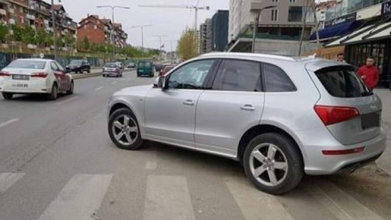 Diplomati zviceran parkoi veturën gabimisht në Prishtinë, reagon Ministria e jashtme e Zvicrës