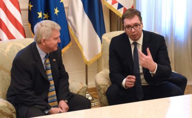 Vuçiq takohet me ambasadorin amerikan, ia paraqet “katër shqetësimet e tij” në raport me Kosovën