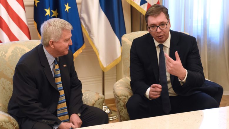 Vuçiq takohet me ambasadorin amerikan, ia paraqet “katër shqetësimet e tij” në raport me Kosovën
