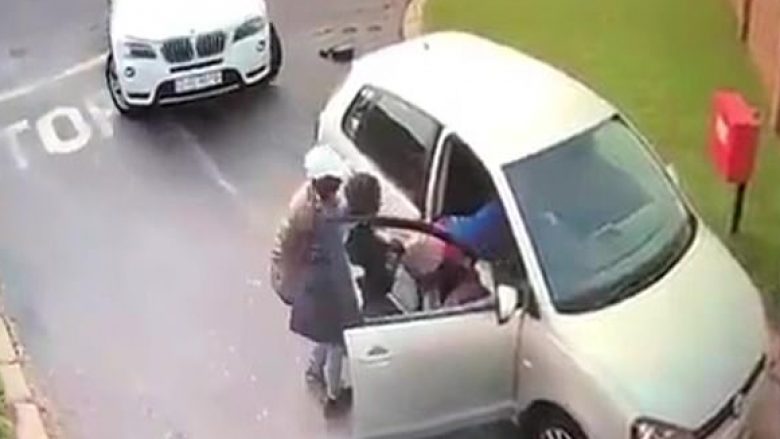 Turistja nxirret me dhunë nga vetura e saj, para se hajnat në Afrikë të Jugut t’i vjedhin veturën (Video)