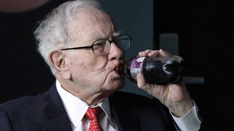 Ka 86 miliardë dollarë pasuri, por është shumë kursimtar – si i shpenzon paratë Warren Buffett, i cili jeton në një shtëpi të blerë në vitet ‘50 (Video)