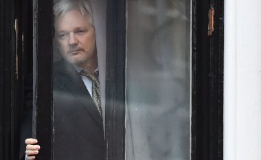 Kush është Julian Assange, i arrestuar në Londër: Çfarë bëri themeluesi i WikiLeaks, pse u arrestua dhe si i kaloi shtatë vitet në azil politik (Foto/Video)