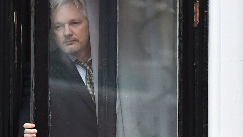 Kush është Julian Assange, i arrestuar në Londër: Çfarë bëri themeluesi i WikiLeaks, pse u arrestua dhe si i kaloi shtatë vitet në azil politik (Foto/Video)