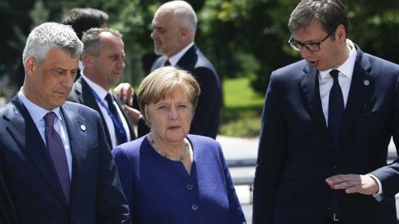 “Der Standard”: Në Berlin “varroset” ideja e shkëmbimit të territoreve – Merkel propozon status të veçantë për veriun e Kosovës