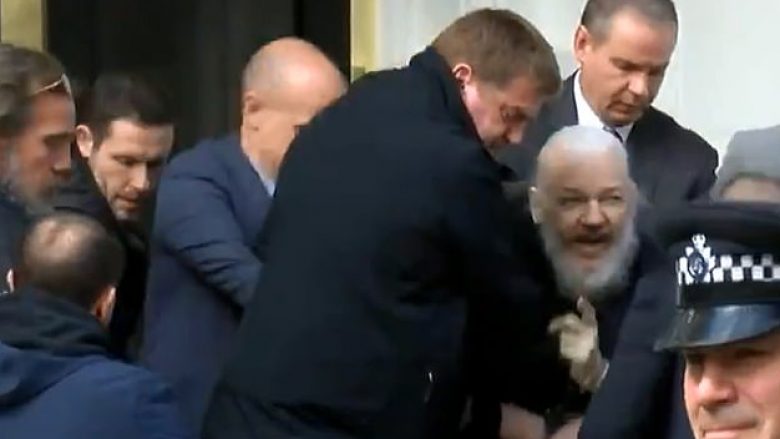 “Nuk u dorëzua me lehtësi”: Dalin detaje të tjera rreth arrestimit të Julian Assange (Foto/Video)