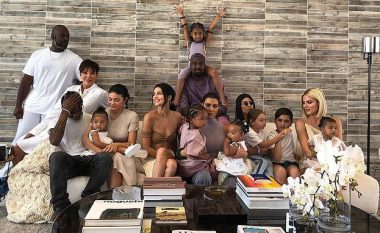 Familja Kardashian-Jenner në një fotografi të rrallë, pozojnë për herë të parë thuajse të gjithë së bashku