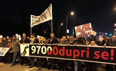 “Zarfi” që po trondit Malin e Zi, protesta kundër Gjukanoviqit në Podgoricë