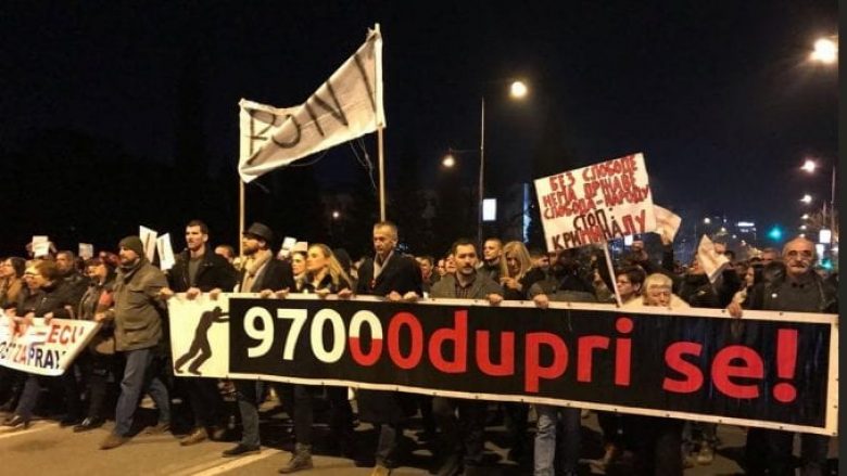 “Zarfi” që po trondit Malin e Zi, protesta kundër Gjukanoviqit në Podgoricë