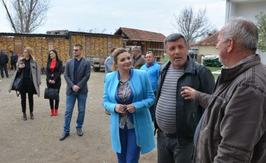 Ministrja Ziviq vizitoi fermerët e rajonit të Anamoravës