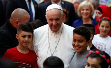 Papa takoi refugjatët në Bullgari