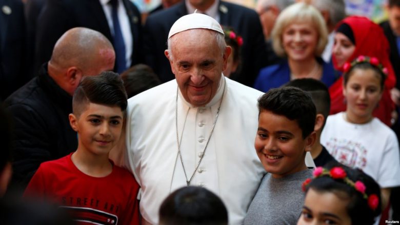 Papa takoi refugjatët në Bullgari