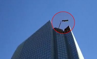Pastruesit e dritareve mbetën brenda shportës së hekurt për afro një orë, në katin e 50-të të ndërtesës (Video)