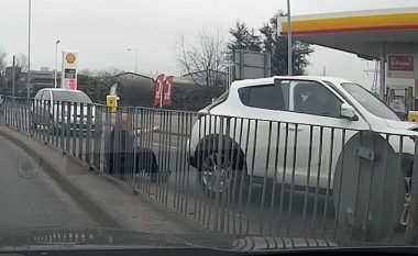 Policja angleze ndal personin që dyshonte se kishte vjedhur veturën, ai tenton ta shtyp – shpëton mrekullisht (Video)