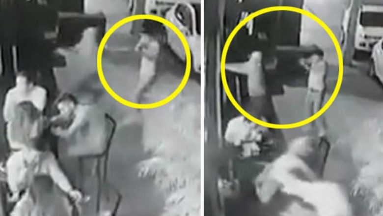 Momenti kur dy persona të armatosur shtien me revole mbi mysafirët në një restorant në Meksikë (Video, +16)