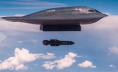 Forcat ajrore amerikane publikojnë videon e bombarduesit B-2 duke hedhur bombat më të fuqishme jo bërthamore (Video)