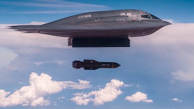 Forcat ajrore amerikane publikojnë videon e bombarduesit B-2 duke hedhur bombat më të fuqishme jo bërthamore (Video)