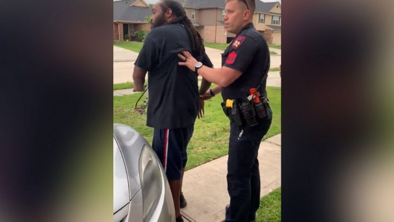 E ngatërron me të arratisurin që kërkohej nga autoritetet e sigurisë, polici i Teksasit tenton ta arrestojë një burrë para gruas e fëmijëve (Video)