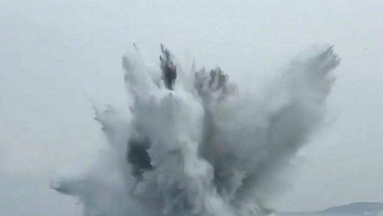 Shpërthim i kontrolluar në det i minës së Luftës së Dytë Botërore (Video)