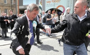Nigerl Farage goditet me qumësht nga një protestues në Newcastle (Video)
