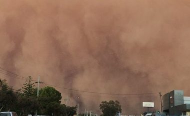 Stuhia e rërës në Australi, ditën e shndërron në natë (Video)