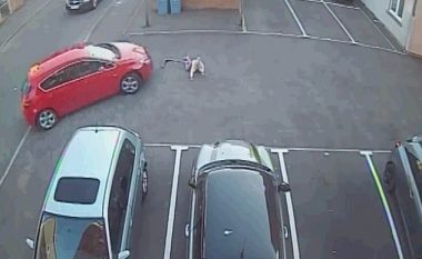 Vajza 6-vjeçe rrëzohet nga skuteri, shoferi i veturës nuk e sheh dhe e shtyp – shpëton mrekullisht (Video, +18)
