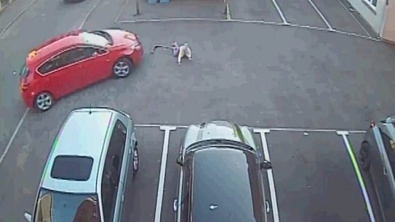 Vajza 6-vjeçe rrëzohet nga skuteri, shoferi i veturës nuk e sheh dhe e shtyp – shpëton mrekullisht (Video, +18)