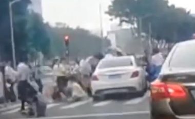 Deshi ta marr shishen e ujit në karriget e pasme të veturës, shtyp pa dashje pedalin e gazit – kinezja godet 13 persona në vija të bardha (Video, +18)