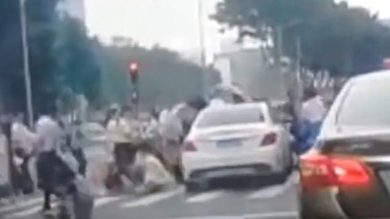Deshi ta marr shishen e ujit në karriget e pasme të veturës, shtyp pa dashje pedalin e gazit – kinezja godet 13 persona në vija të bardha (Video, +18)