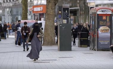 Rrëfimi i myslimanes nga Uelsi, etiketohej si “kamikaze” dhe fyhej në rrugë për shkak të mbulesës – la punën për kampanjat kundër racizmit (Foto/Video)   