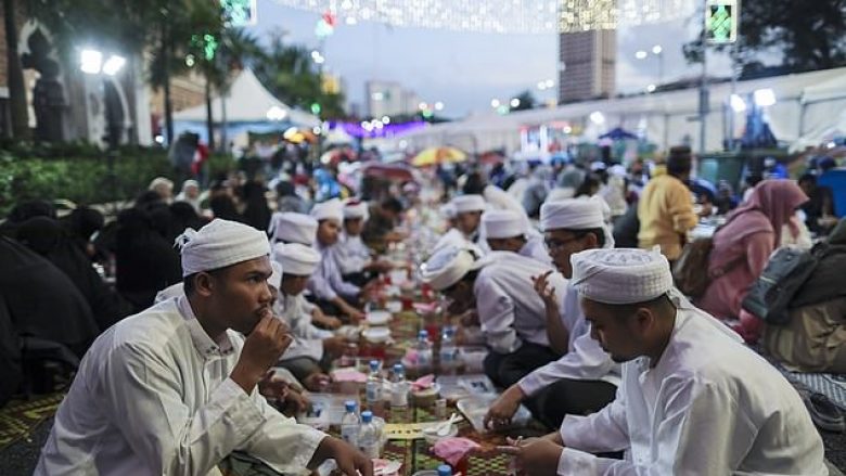 Zyrtarët shtetëror maskohen si kamerier, për të parë nëse myslimanët në Malajzi po e agjërojnë Ramazanin