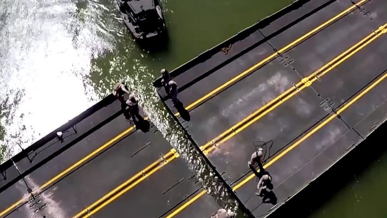 Pamje që tregojnë se si marinsat amerikanë për pak minuta ndërtojnë urën mobile mbi lumë (Video)