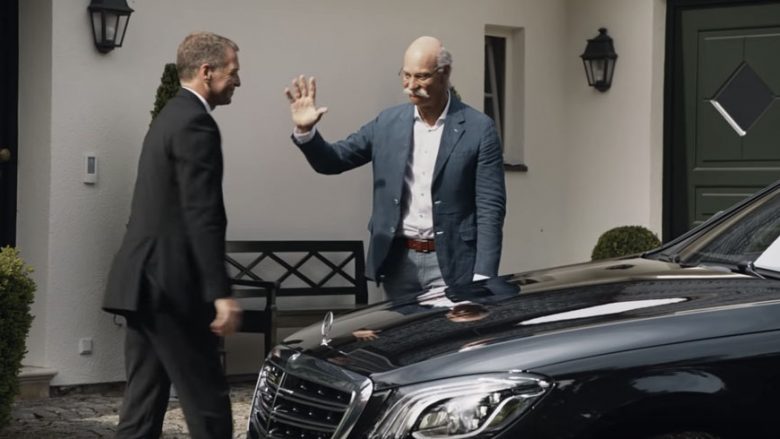 Punonjësit e duartrokasin drejtorin e përgjithshëm të Mercedes derisa po largohej nga kompania për t’u pensionuar, në shtëpi e priste befasia (Video)  