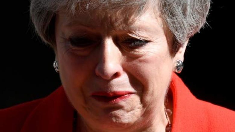 Theresa May paralajmëron dorëheqjen si kryeministre, shpërthen në lot gjatë fjalimit (Video)