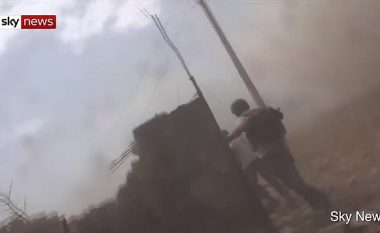 Gazetari i Sky News sulmohet me tank nga forcat siriane derisa po raportonte live, për pak sa nuk e godet predha 125 mm (Video)