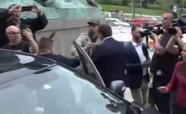 Rrahje para Kuvendit të Serbisë, pjesëtarët e sigurimit të Sheshelit godasin me shkopinj bejsbolli të riun (Video)