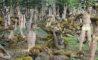 Parku me qindra statuja që duket si në përralla (Foto)
