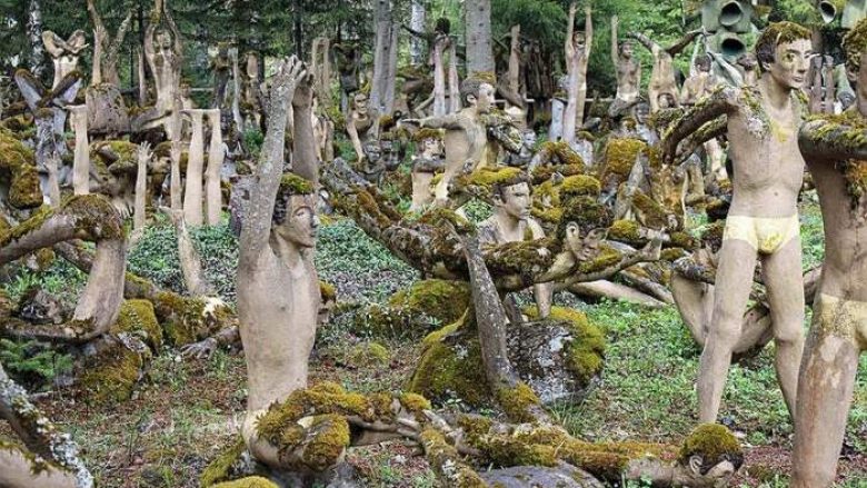 Parku me qindra statuja që duket si në përralla (Foto)