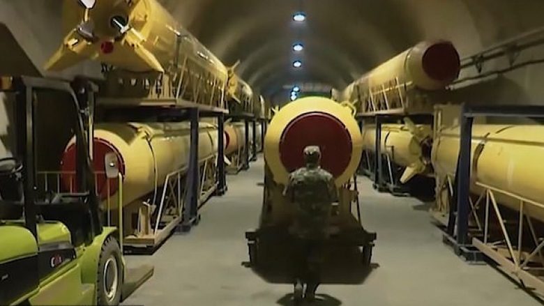 Irani prezanton bunkerin nëntokësor nga i cili lanson raketën gjigante, pamjet i transmeton live në televizion (Video)