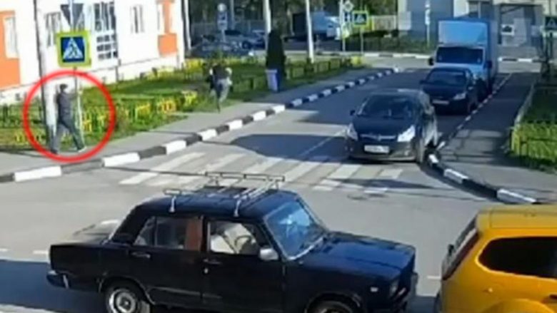 Sulmuesi i maskuar shkrep 11 plumba mbi biznesmenin rus, 7 prej tyre e qëllojnë – shpëton mrekullisht (Video)  