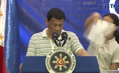 Presidenti filipinas mbante fjalim, e pengon një insekt që “shëtiste” nëpër trupin e tij (Video)
