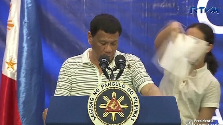 Presidenti filipinas mbante fjalim, e pengon një insekt që “shëtiste” nëpër trupin e tij (Video)