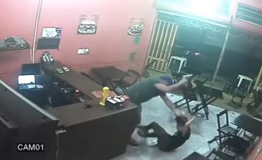 I hodhi gabimisht salcë hamburgerëve që i kishte porositur, polici brazilian rrah brutalisht me revole pronaren e lokalit (Video, +18)