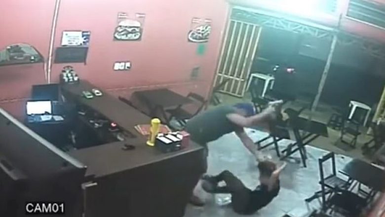 I hodhi gabimisht salcë hamburgerëve që i kishte porositur, polici brazilian rrah brutalisht me revole pronaren e lokalit (Video, +18)