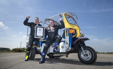 Thyen rekordin e librit Guiness, vozit triçiklin me 120 kilometra në orë (Video)