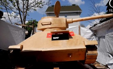 I riu nga Taxhikistani ndërton nga druri tankun T-34 (Video)