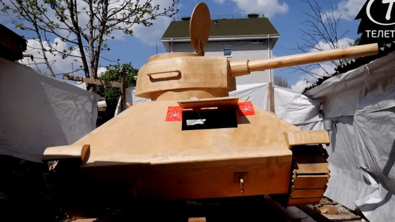 I riu nga Taxhikistani ndërton nga druri tankun T-34 (Video)