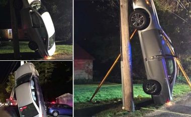 Aksident i pazakontë në SHBA, vetura përfundon në pozicionin vertikal ngjitur me shtyllën elektrike (Foto)